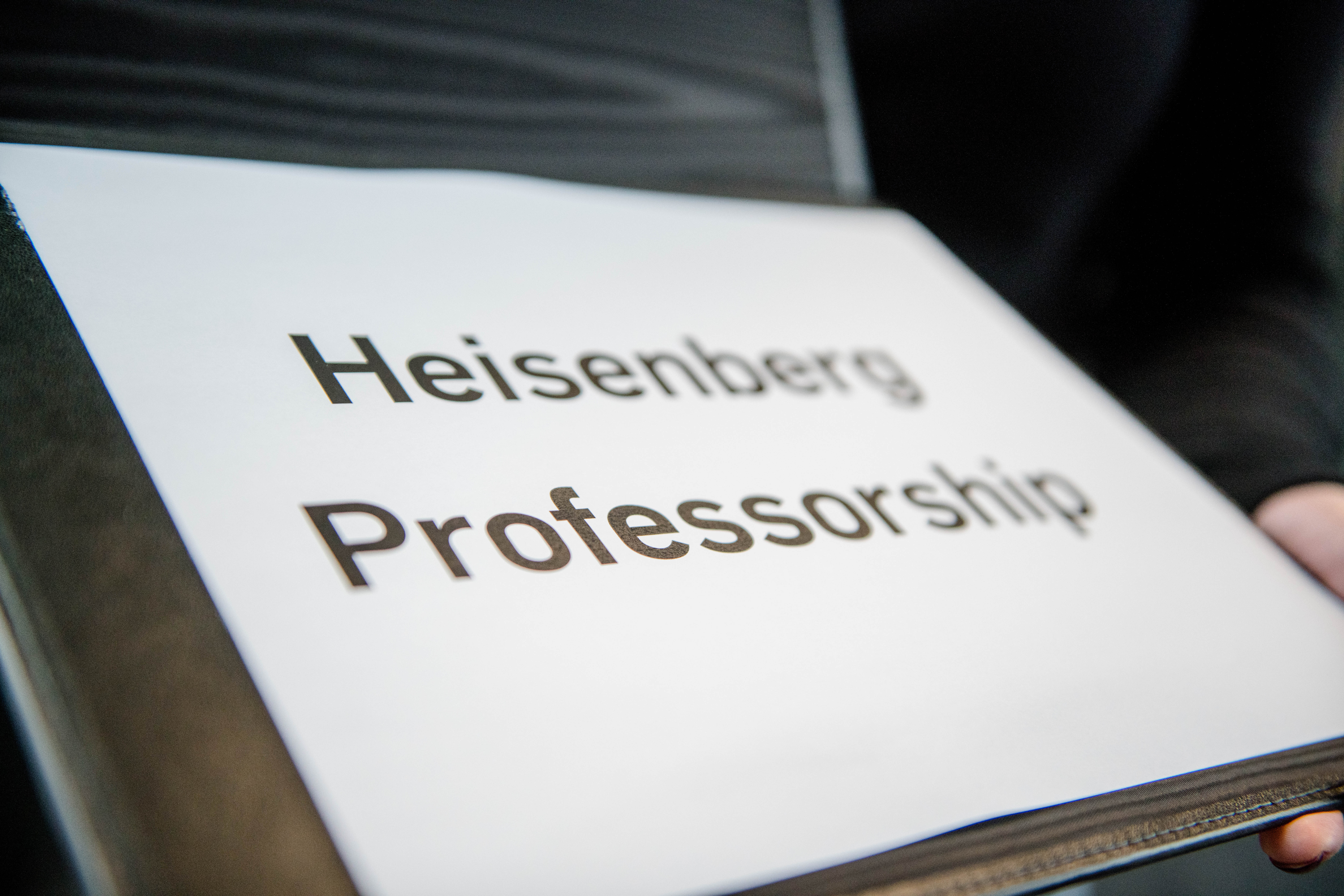 A folder with the inscription Heisenberg Professorship
